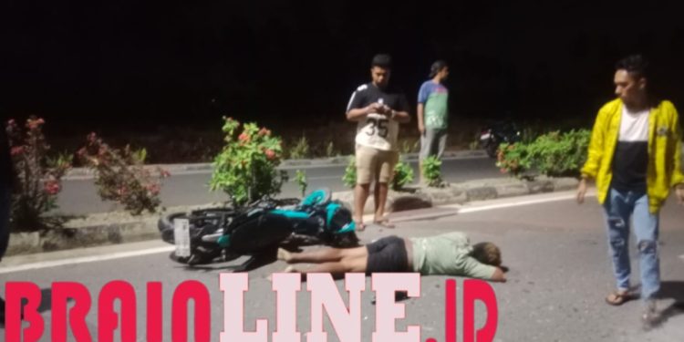 Diduga Mabuk saat Berkendara, Pengendara Motor Tabrak Minibus dan Alami Kecelakaan